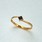 Pulsera Rígida con Cristal Cuadrado Azul y Circonitas - 100% Acero Bañado en Oro 18K