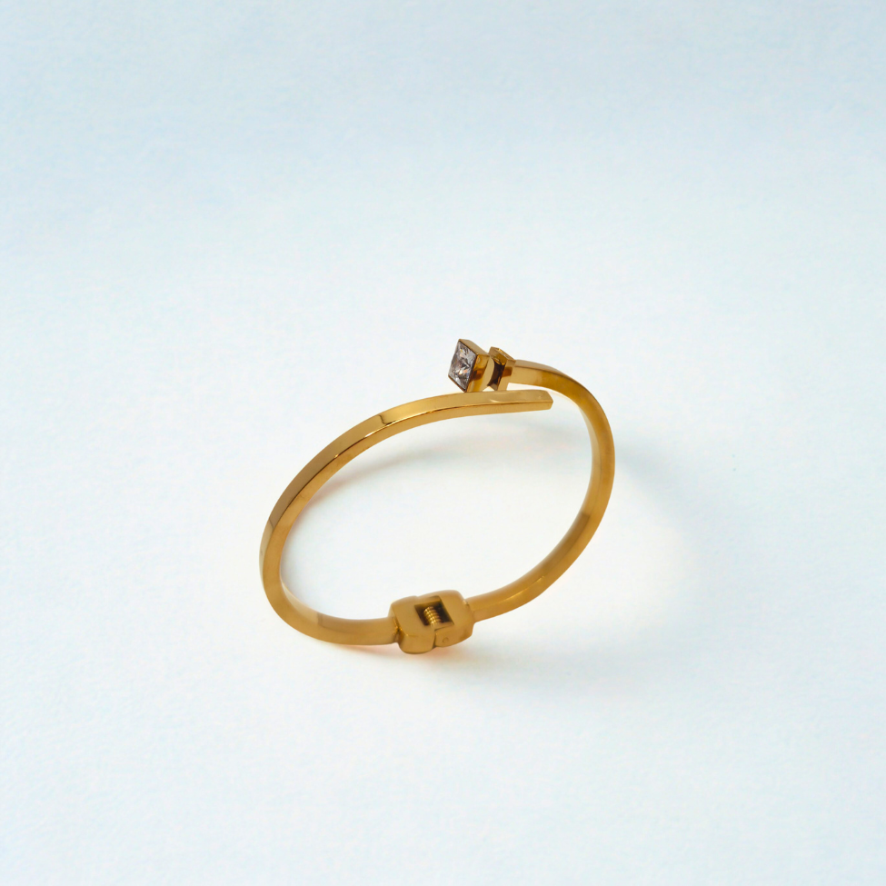 Pulsera Rígida con Diseño de Clavo y Circonita - 100% Acero Bañado en Oro 18K