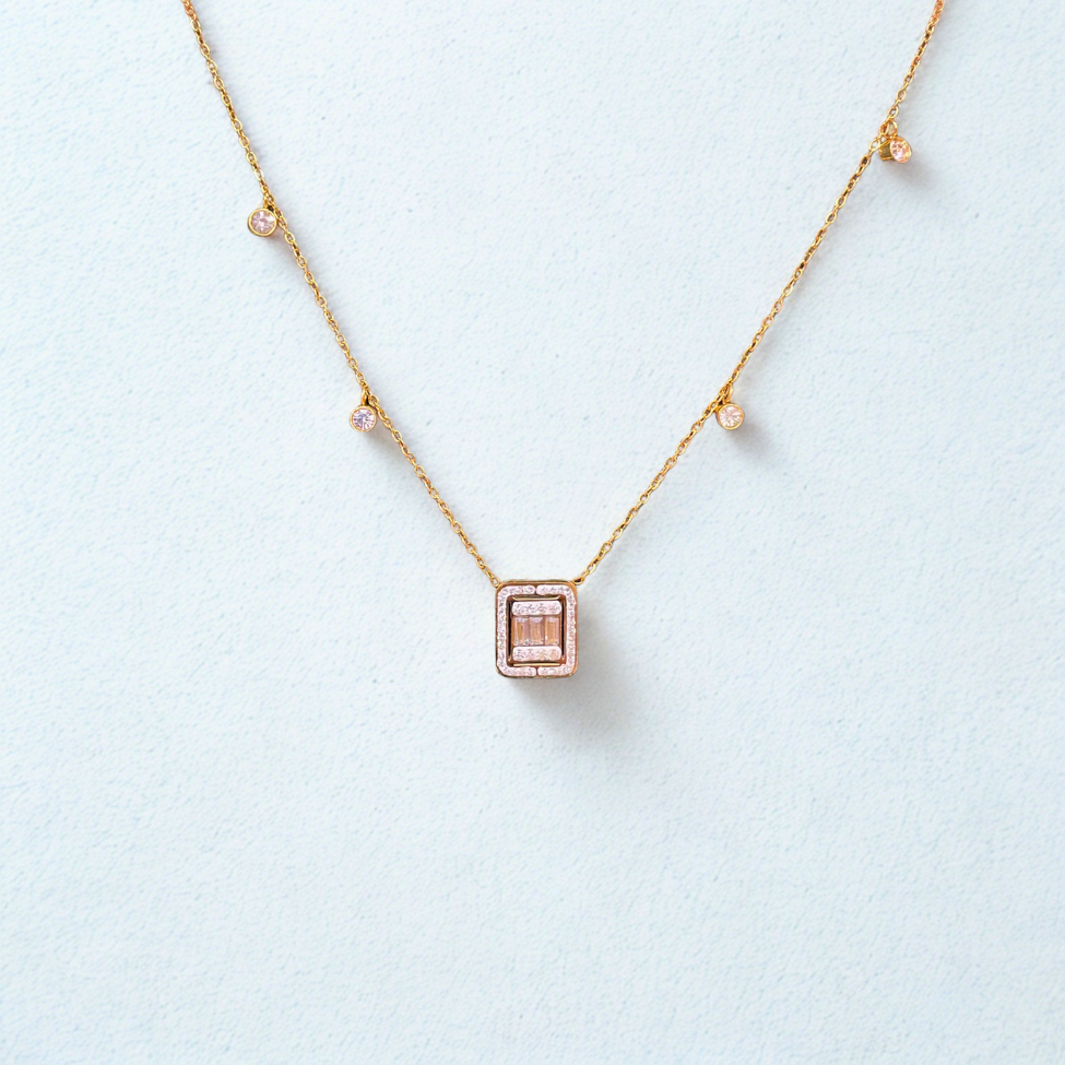 Collier pendentif carré avec zircone - 100 % acier plaqué or 18 carats