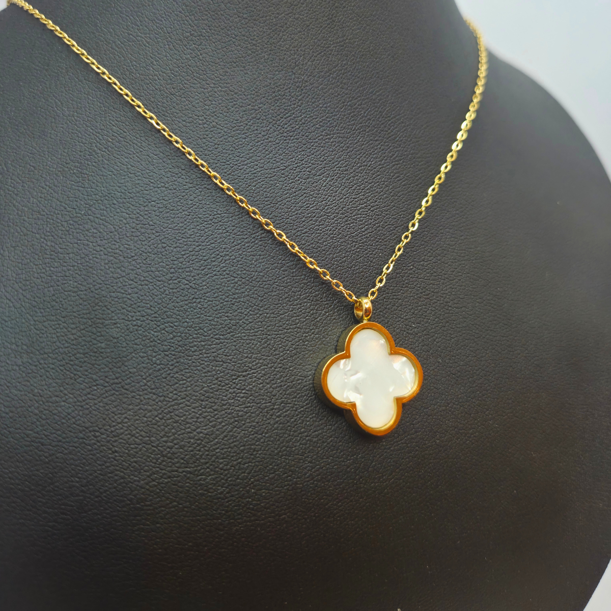 Conjunto de Trébol de Nácar y Pulsera Rígida con Circonitas (Collar, Pendientes y Pulsera) - 100% Acero Bañado en Oro 18K