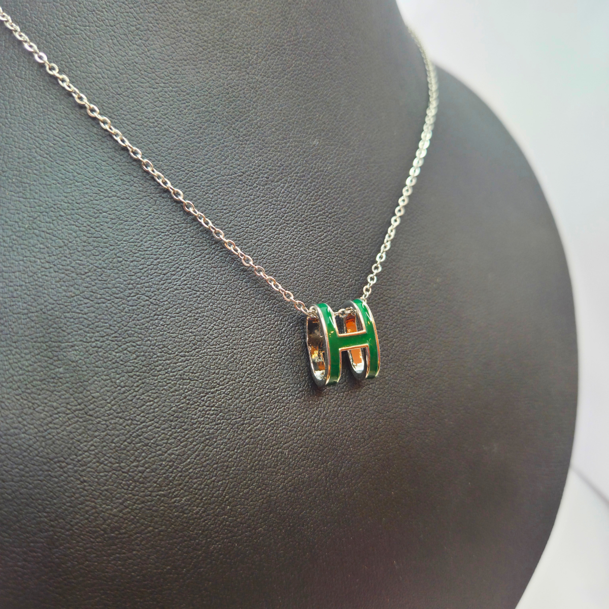 Conjunto Collar y Pendientes con Diseño de Letra 'H' Esmaltada Verde - 100% Acero Bañado en Rodio