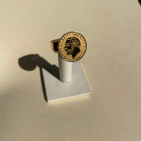 Bague en acier plaqué or 18 carats avec motif de pièce de monnaie ancienne