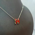 Conjunto Collar y Pendientes con Letra 'H' Esmaltada Roja - 100% Acero Bañado en Rodio