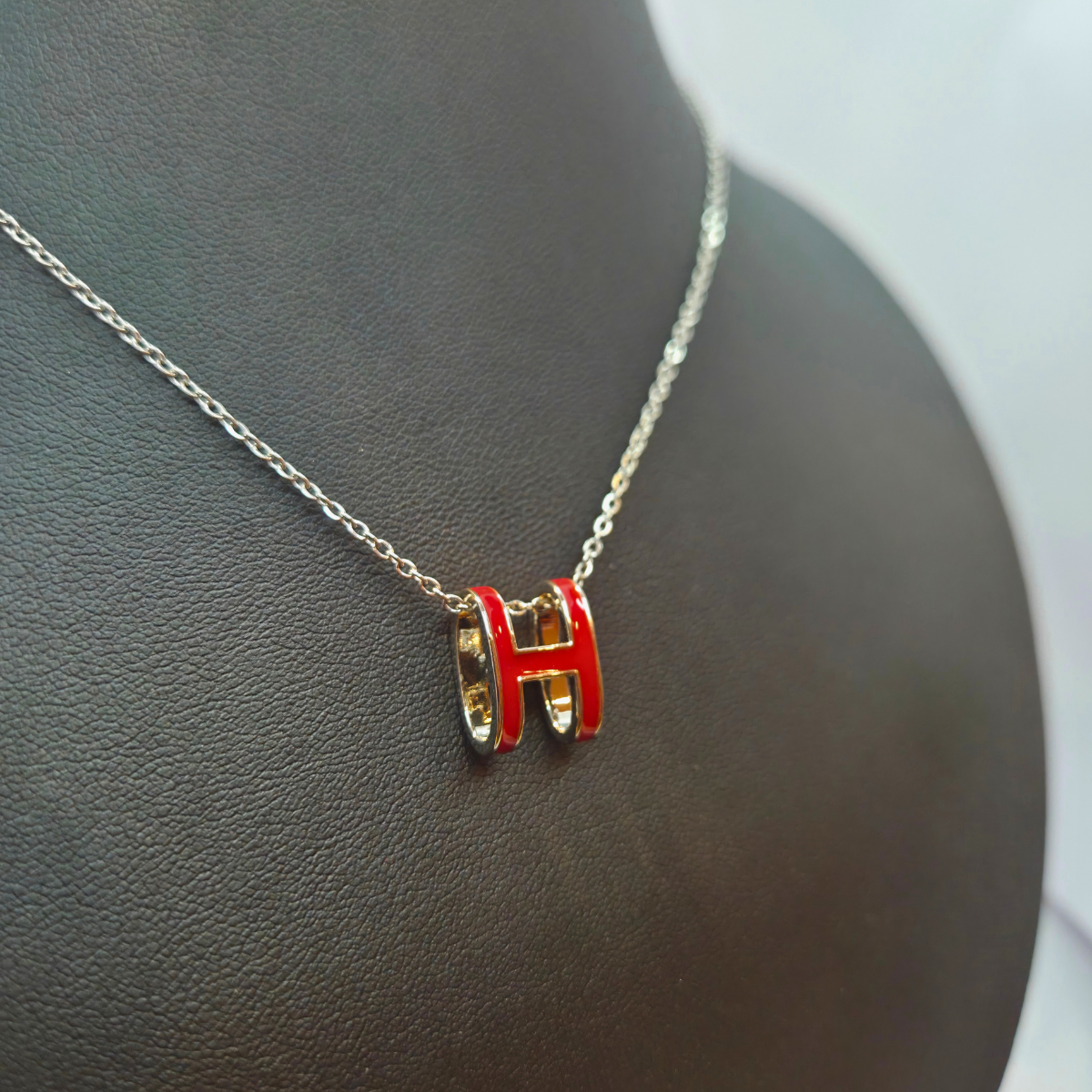 Conjunto Collar y Pendientes con Letra 'H' Esmaltada Roja - 100% Acero Bañado en Rodio