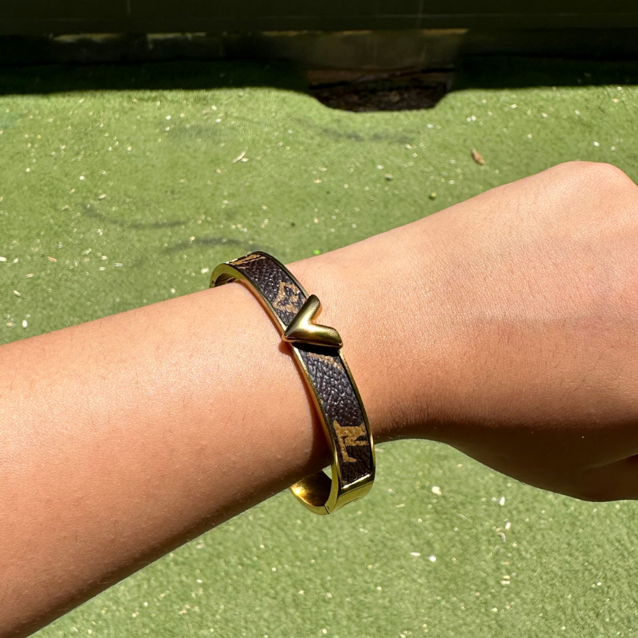 Pulsera Estilo Vuitton con Monogram y V Central - 100% Acero Bañado en Oro de 18K