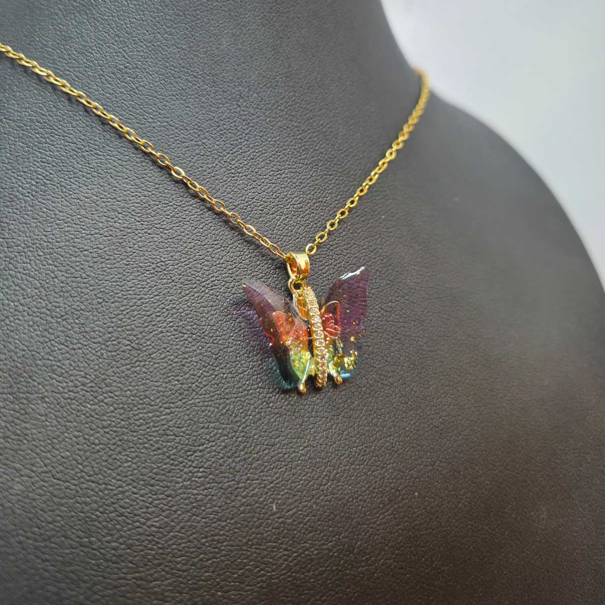 Conjunto Collar y Pendientes de Mariposa con Alas de Cristal Multicolores y Circonitas - 100% Acero Bañado en Oro 18K