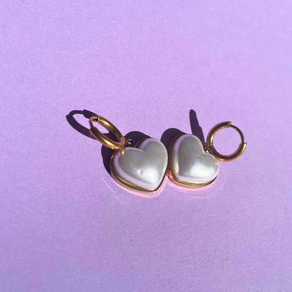 Boucles d'oreilles créoles en acier plaqué or 18 carats avec cœurs nacrés