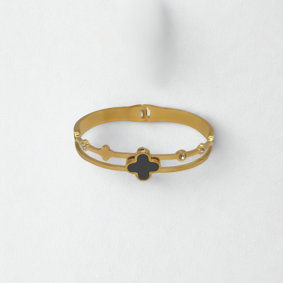 Bracelet rigide double bande avec trèfle émaillé noir et zircone - 100 % acier plaqué or 18 carats 