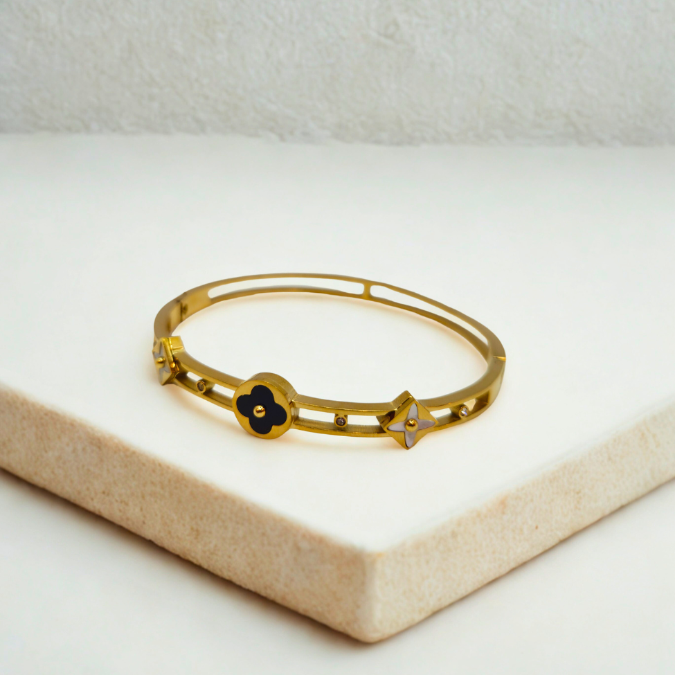 Bracelet rigide avec fleurs émaillées et détails ajourés - 100 % acier plaqué or 18 carats