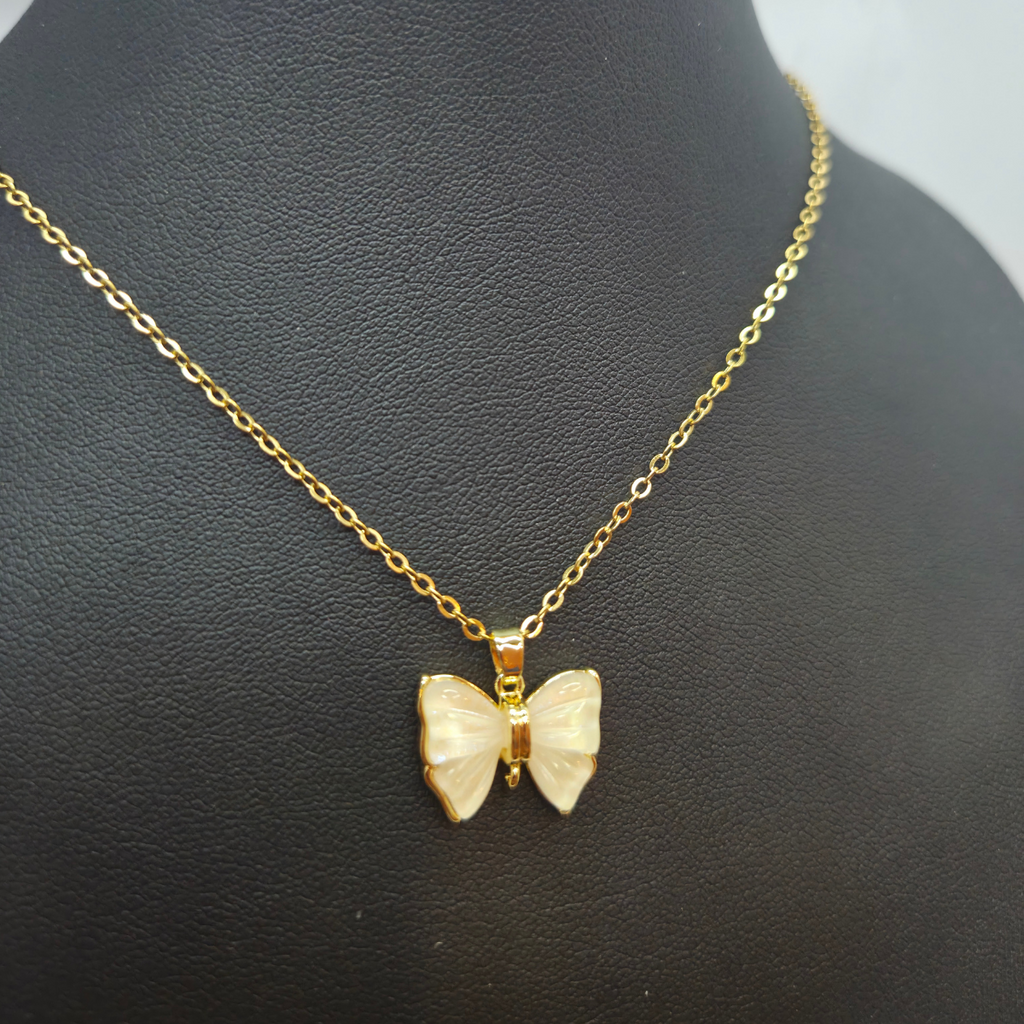 Conjunto Collar y Pendientes de Mariposa con Nácar - 100% Acero Bañado en Oro 18K