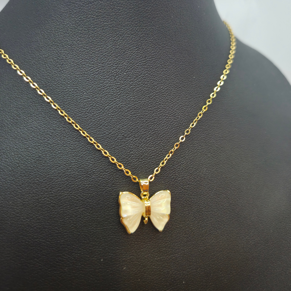 Conjunto Collar y Pendientes de Mariposa con Nácar - 100% Acero Bañado en Oro 18K
