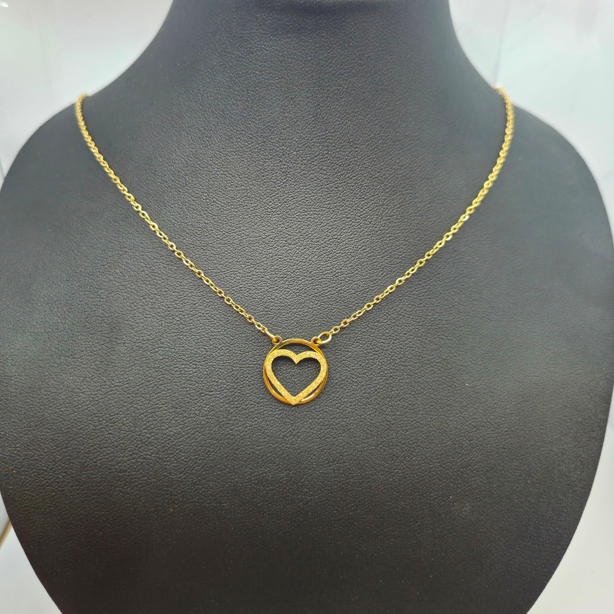 Conjunto Collar y Pendientes de Corazones Calados - 100% Acero Bañado en Oro 18K