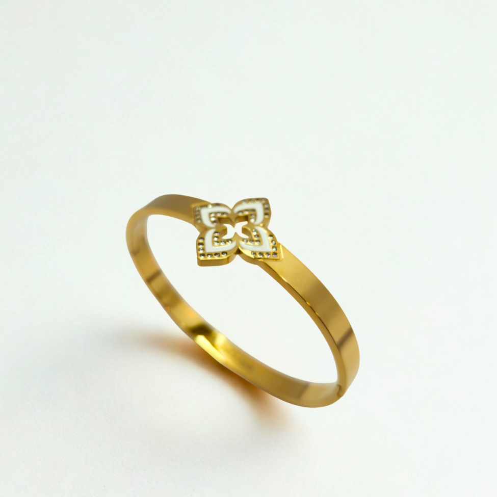 Bracelet rigide avec fleur émaillée à quatre pétales et zircone - 100 % acier plaqué or 18 carats
