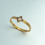 Pulsera Rígida con Flor de Cuatro Pétalos Esmaltada Azul y Circonitas - 100% Acero Bañado en Oro 18K
