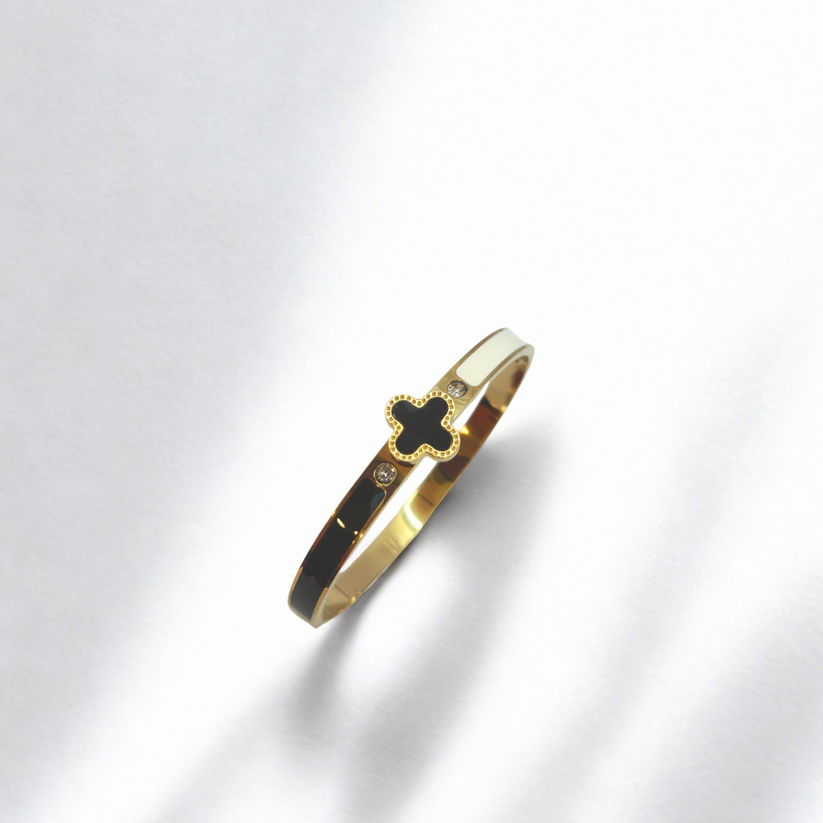 Pulsera Rígida con Trébol Esmaltado Negro, Detalles Blancos y Circonitas - 100% Acero Bañado en Oro 18K