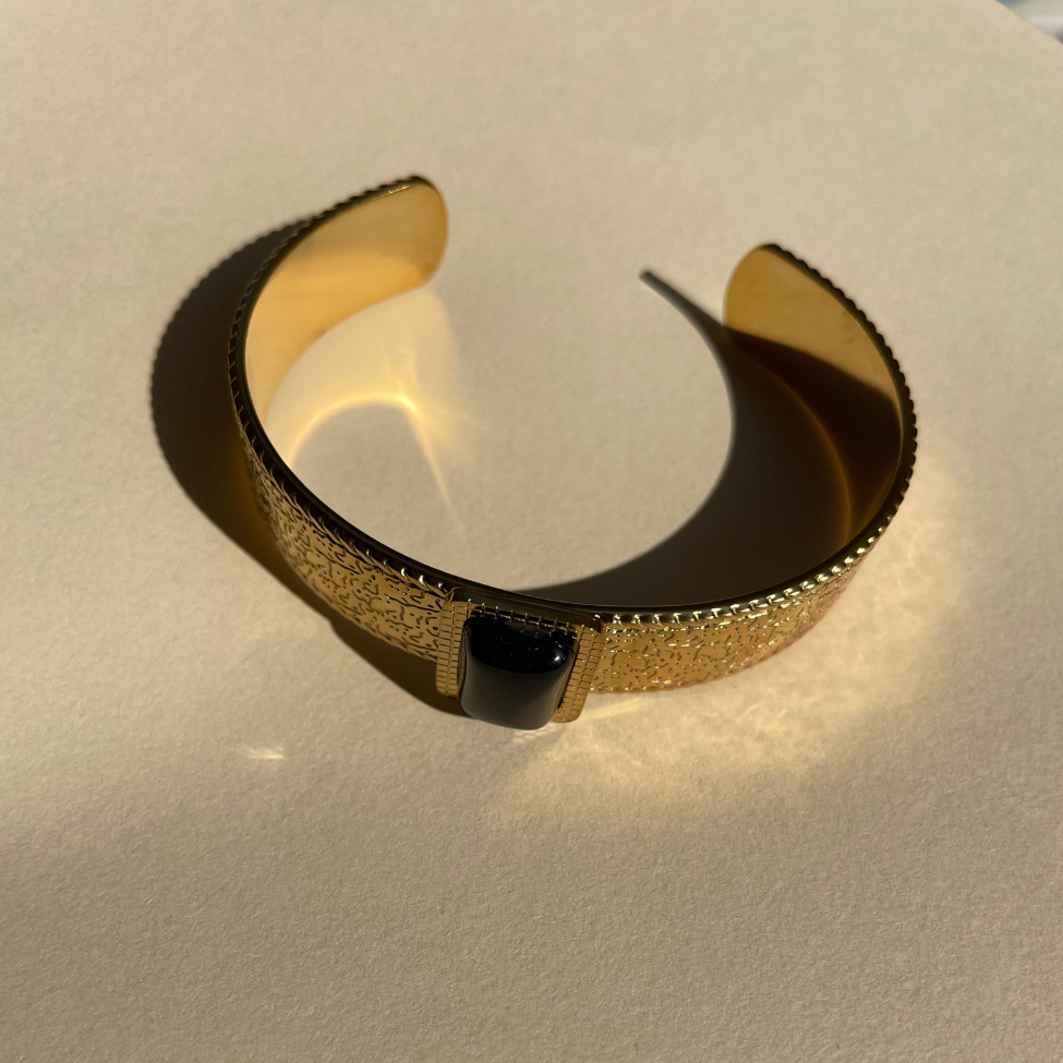 Bracelet jonc large texturé avec pierre noire en acier plaqué or 18 carats