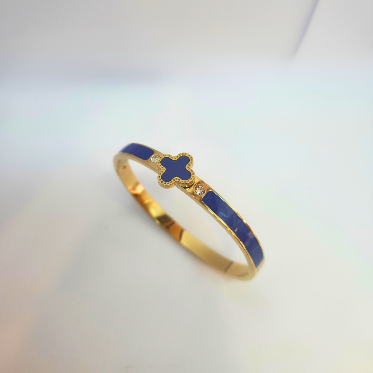 Bracelet rigide avec motif trèfle émaillé bleu et zircone - 100 % acier plaqué or 18 carats