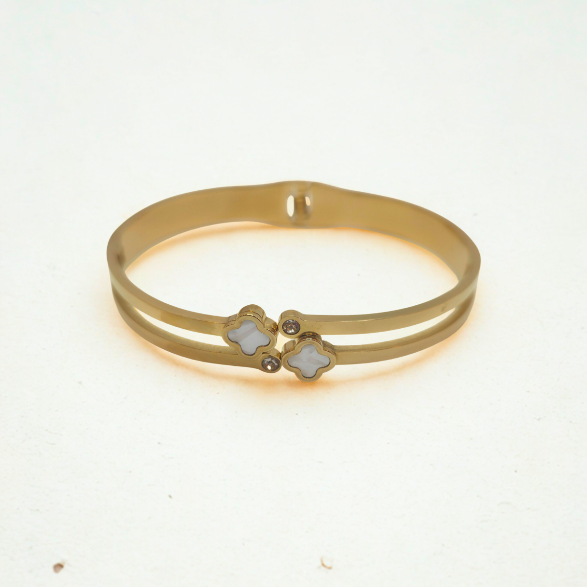 Bracelet rigide double bande avec trèfles en nacre et zircones - 100 % acier plaqué or 18 carats