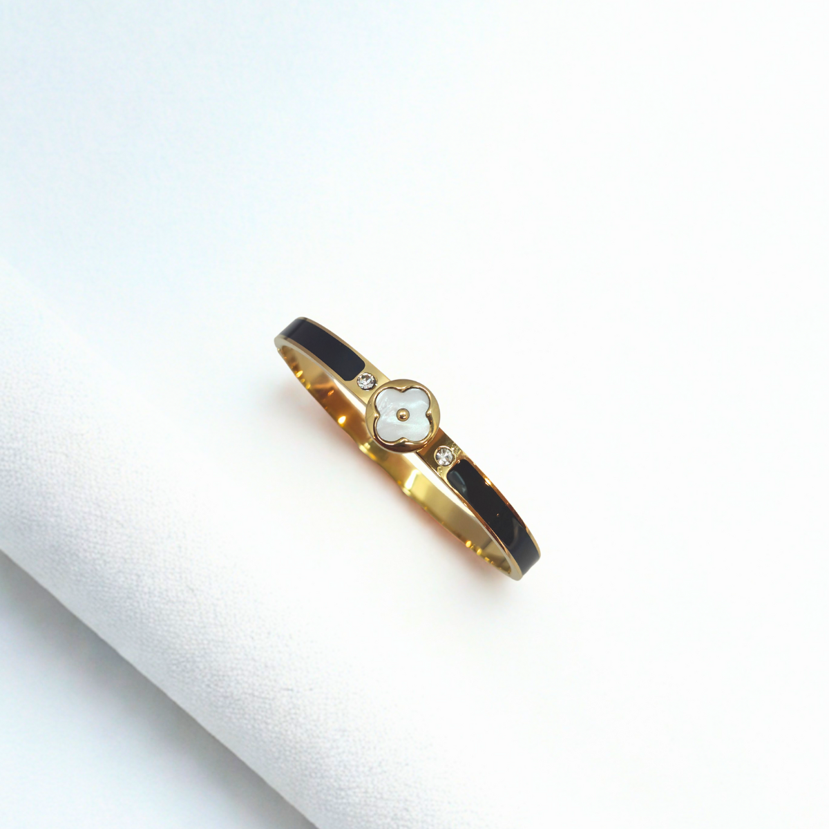 Pulsera Rígida con Diseño de Trébol de Nácar y Circonitas, Detalles Esmaltados Negros - 100% Acero Bañado en Oro 18K