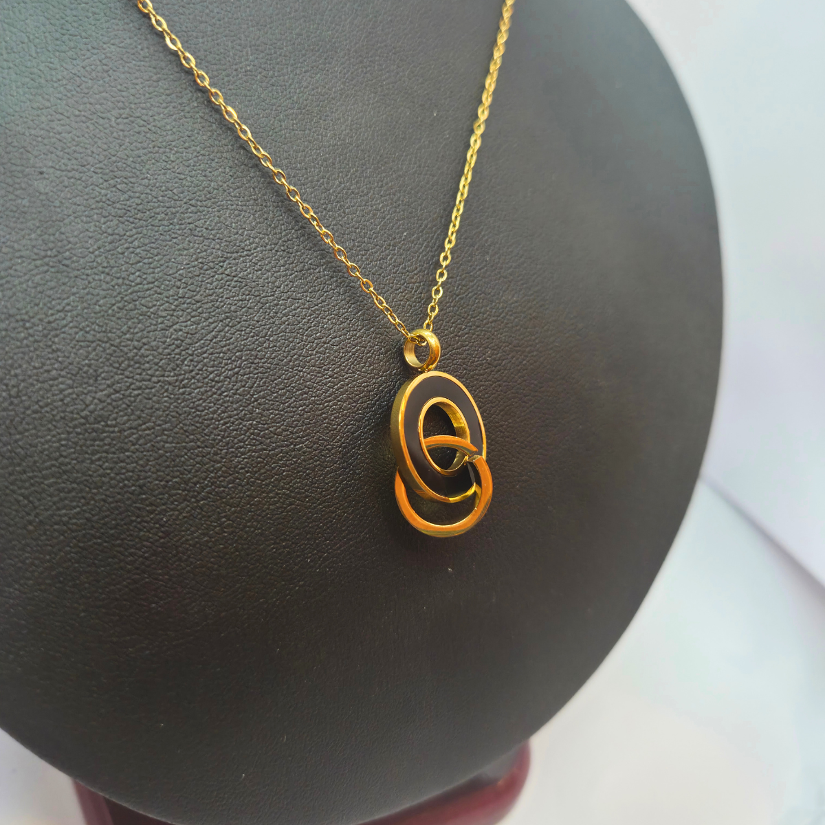 Conjunto de Aros Entrelazados y Brazalete con Detalle Negro (Collar, Pendientes y Pulsera) - 100% Acero Bañado en Oro 18K