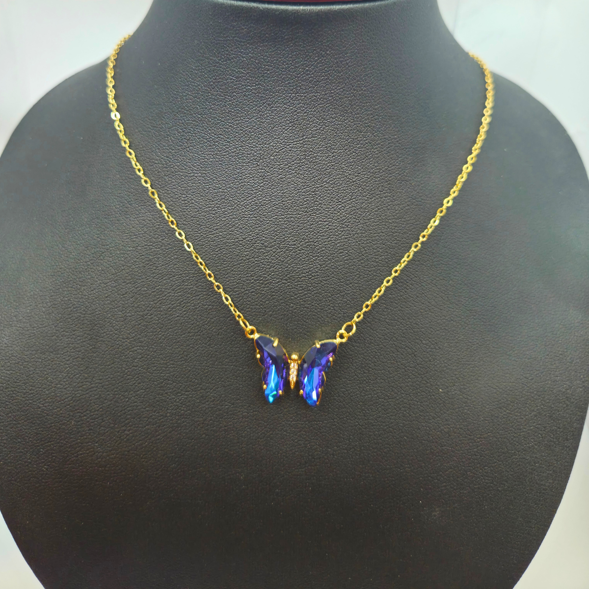 Collier papillon avec ailes en cristal bleu irisé et zircone - 100 % acier plaqué or 18 carats