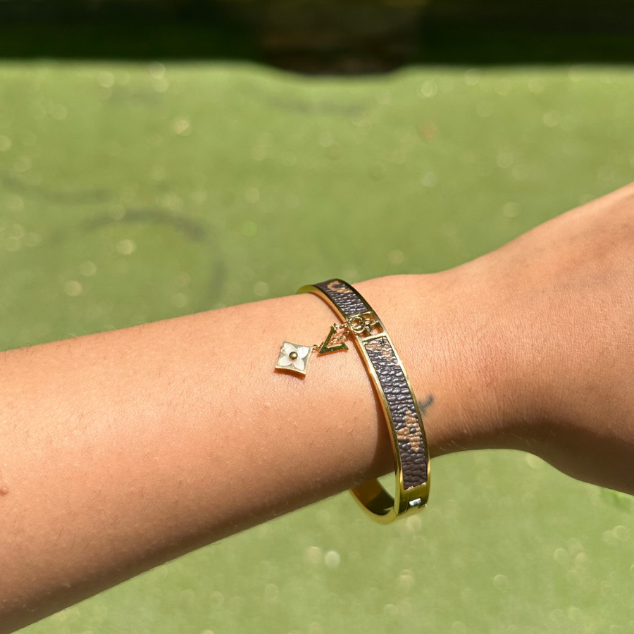 Brazalete Rígido con Patrón y Dije de Flor - 100% Acero Bañado en Oro 18K