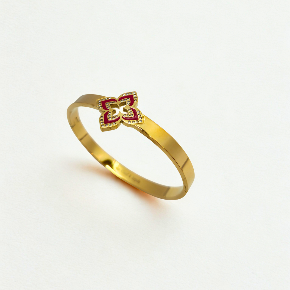 Bracelet rigide avec fleur à quatre pétales émaillée rouge et zircone - 100 % acier plaqué or 18 carats