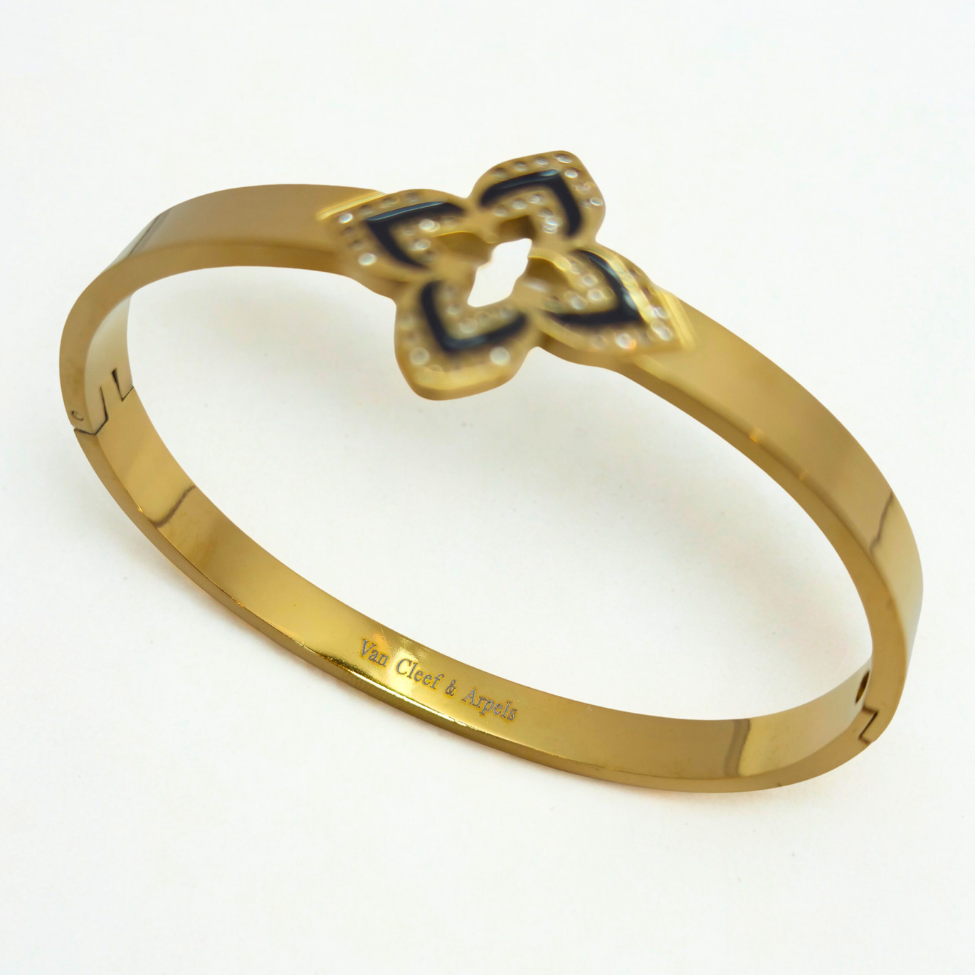 Bracelet rigide avec fleur émaillée à quatre pétales et zircone - 100 % acier plaqué or 18 carats