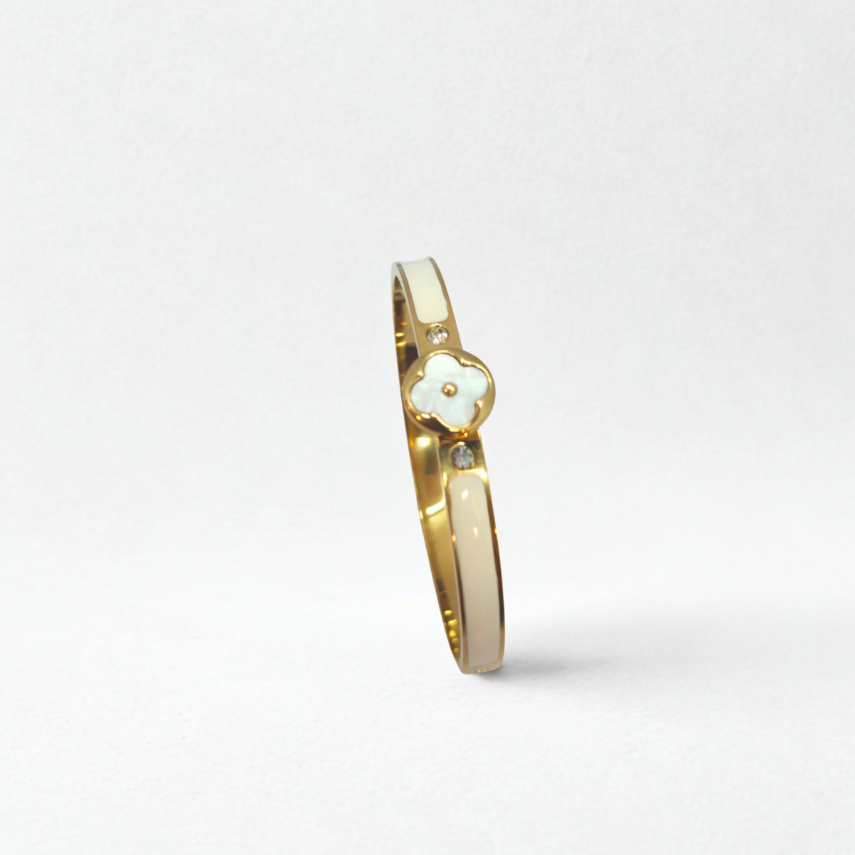 Bracelet rigide avec trèfle en nacre et zircone, détails émaillés blancs - 100 % acier plaqué or 18 carats