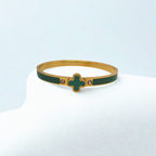Pulsera Rígida con Diseño de Trébol Esmaltado Verde y Circonitas - 100% Acero Bañado en Oro 18K
