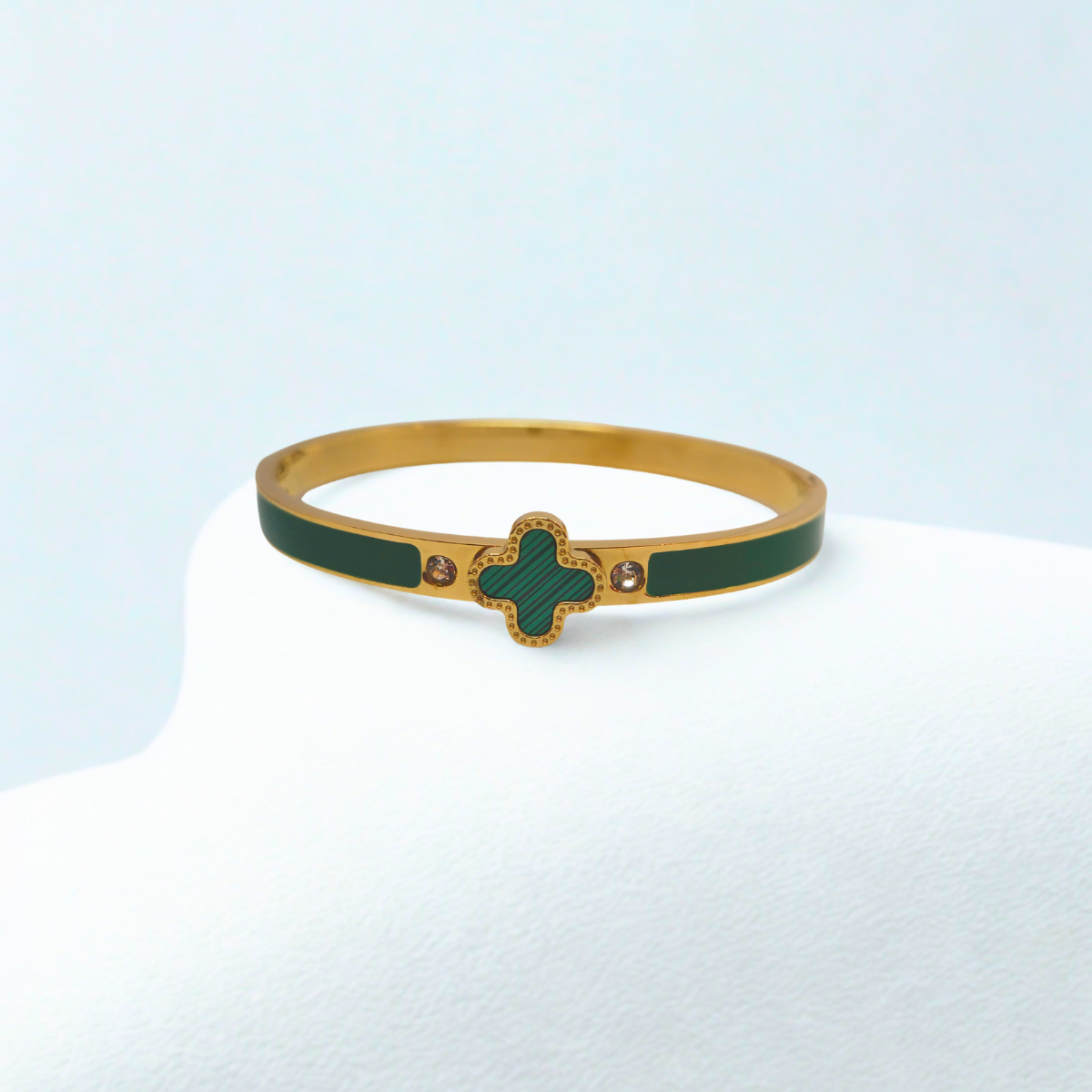 Bracelet rigide avec motif trèfle émaillé vert et zircone - 100 % acier plaqué or 18 carats