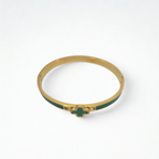 Pulsera Rígida con Diseño de Trébol Esmaltado Verde y Circonitas - 100% Acero Bañado en Oro 18K