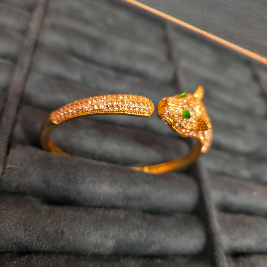 Pulsera Cabeza de Pantera/Tigre con Circonitas y Ojos Verdes - 100% Acero Bañado en Oro de 18K