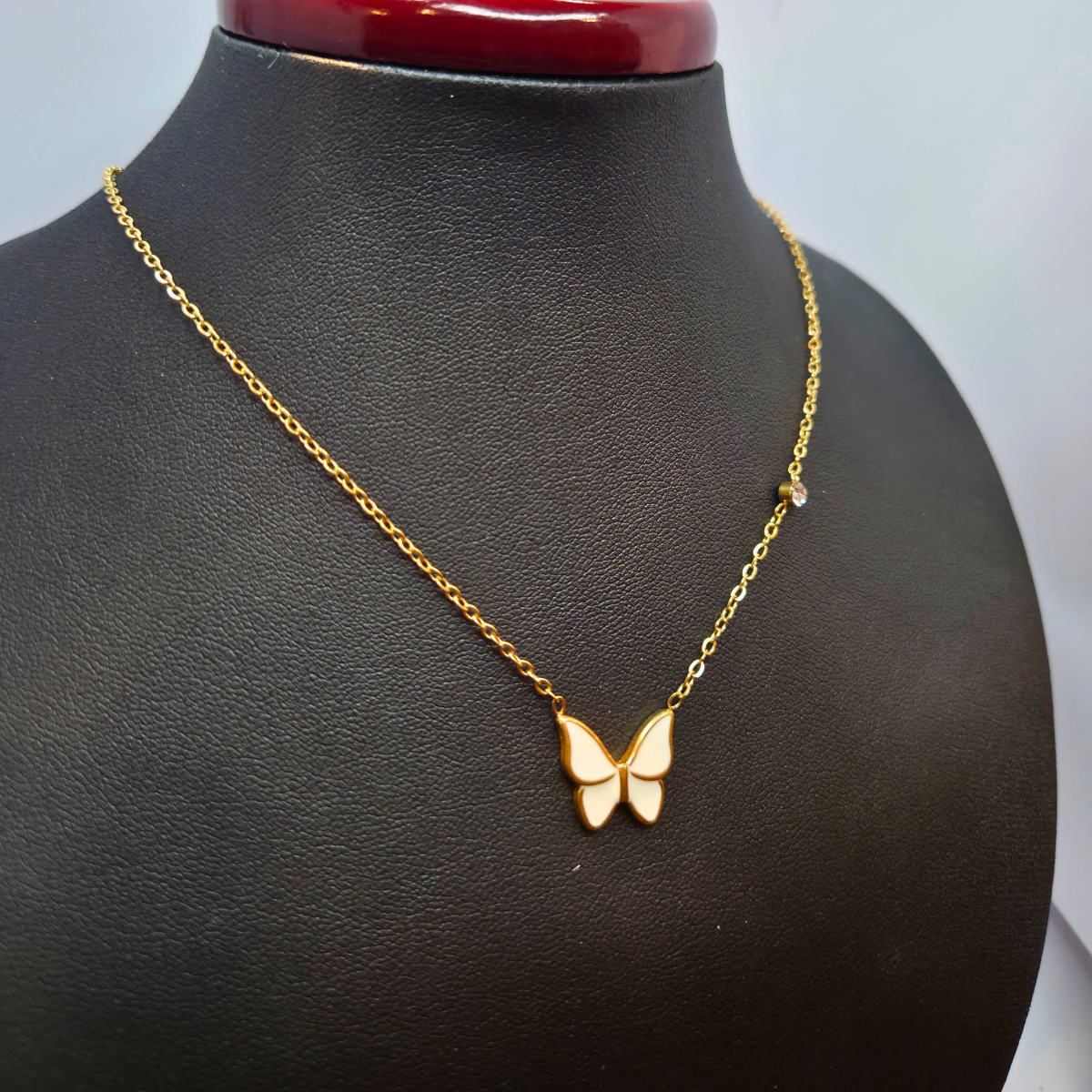 Collier pendentif papillon ajouré avec zircone - 100 % acier plaqué or 18 carats