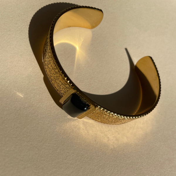 Bracelet jonc large texturé avec pierre noire en acier plaqué or 18 carats
