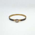 Pulsera Rígida con Diseño de Trébol de Nácar y Circonitas, Detalles Esmaltados Negros - 100% Acero Bañado en Oro 18K