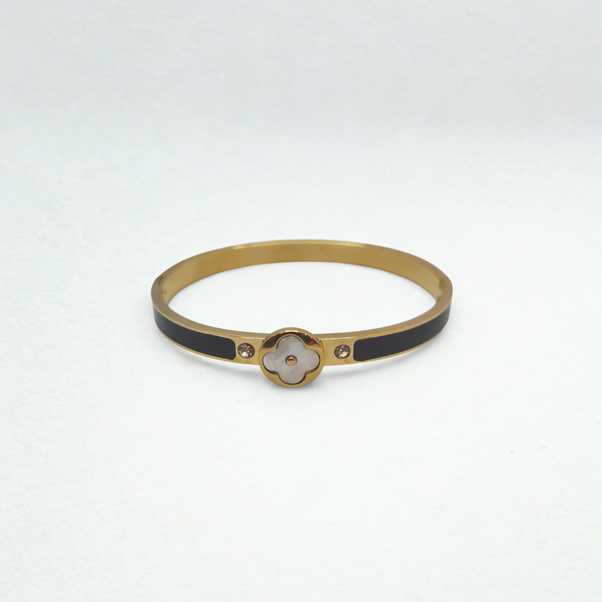 Bracelet rigide avec motif trèfle en nacre et zircone, détails émaillés noirs - 100 % acier plaqué or 18 carats