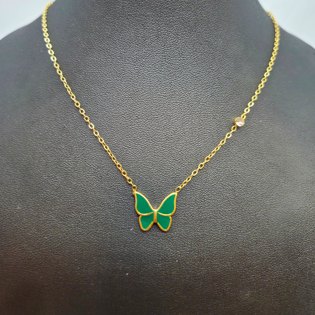 Collier pendentif papillon émaillé vert avec zircone - 100 % acier plaqué or 18 carats