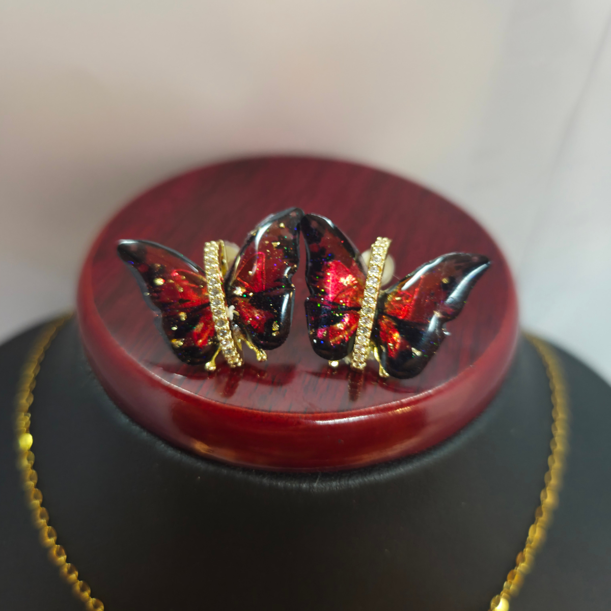 Conjunto Collar y Pendientes de Mariposa con Alas Esmaltadas Rojas y Circonitas - 100% Acero Bañado en Oro 18K