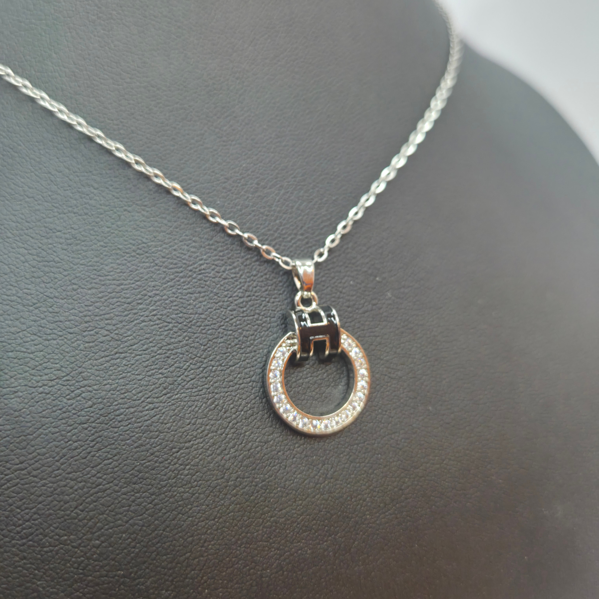 Conjunto Collar y Pendientes de Anillos con Circonitas - 100% Acero Bañado en Rodio