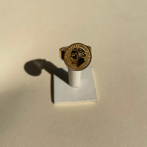 Bague en acier plaqué or 18 carats avec motif de pièce de monnaie ancienne