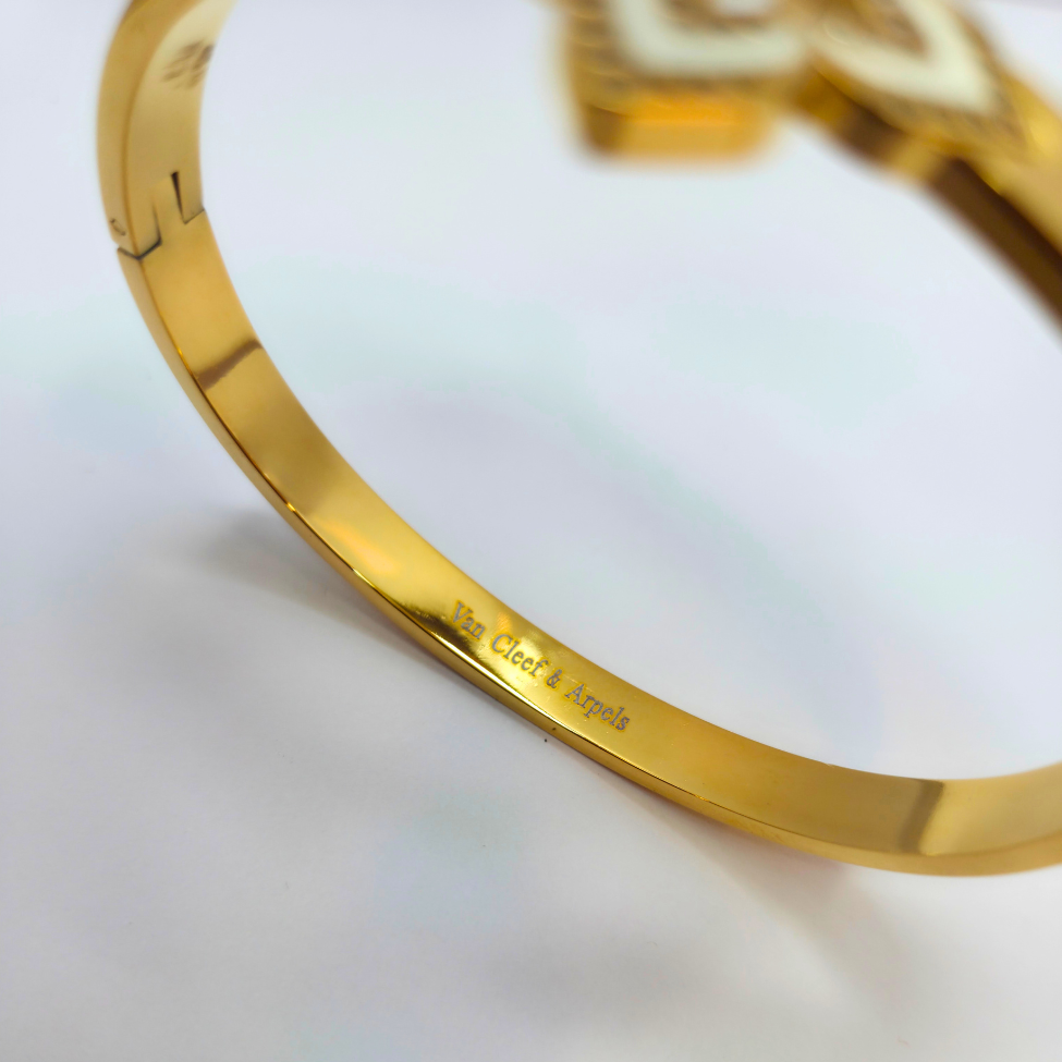 Bracelet rigide avec fleur émaillée à quatre pétales et zircone - 100 % acier plaqué or 18 carats
