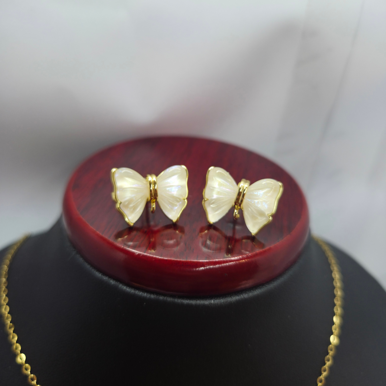 Conjunto Collar y Pendientes de Mariposa con Nácar - 100% Acero Bañado en Oro 18K