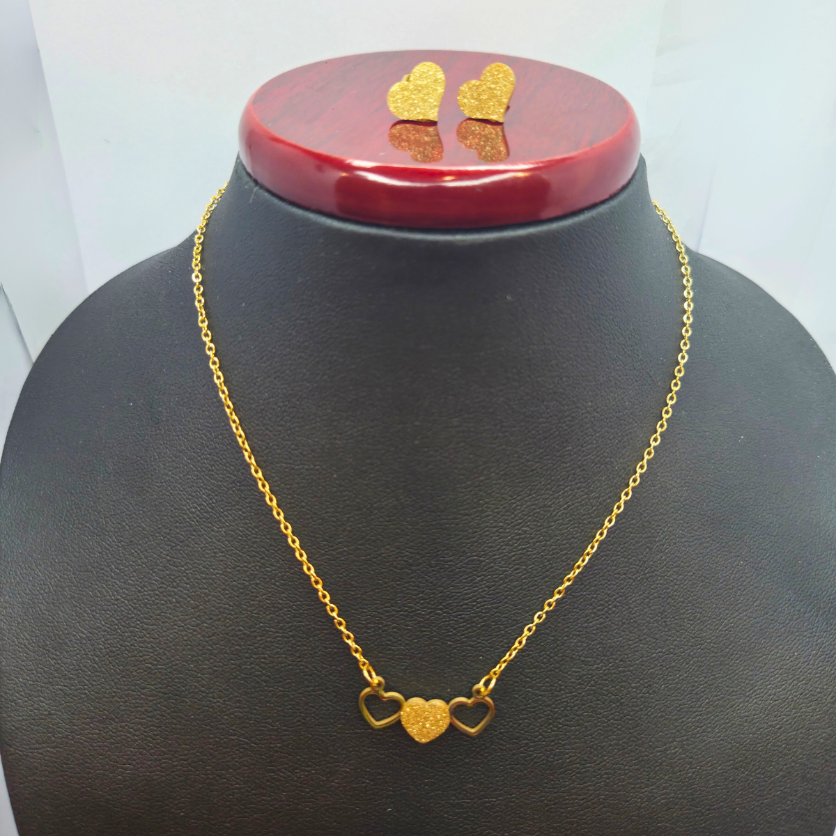 Conjunto Collar de Tres Corazones y Pendientes Corazón Texturizado - 100% Acero Bañado en Oro 18K