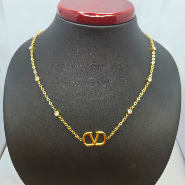 Conjunto Collar y Pendientes Inicial 'V' con Circonitas - 100% Acero Bañado en Oro 18K