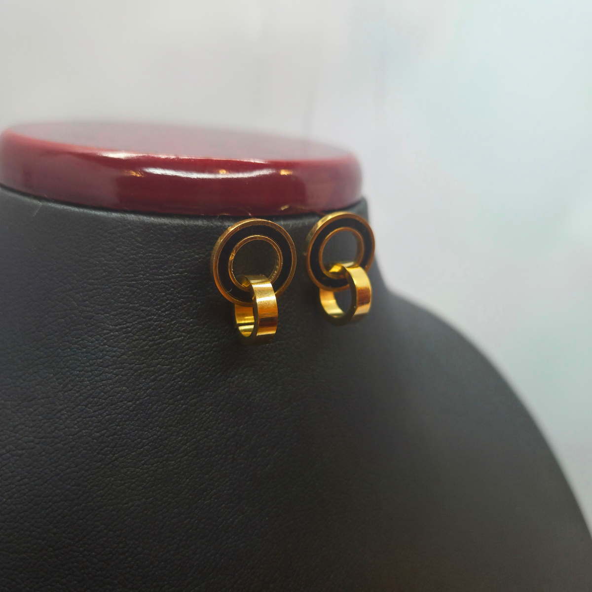 Conjunto de Aros Entrelazados y Brazalete con Detalle Negro (Collar, Pendientes y Pulsera) - 100% Acero Bañado en Oro 18K