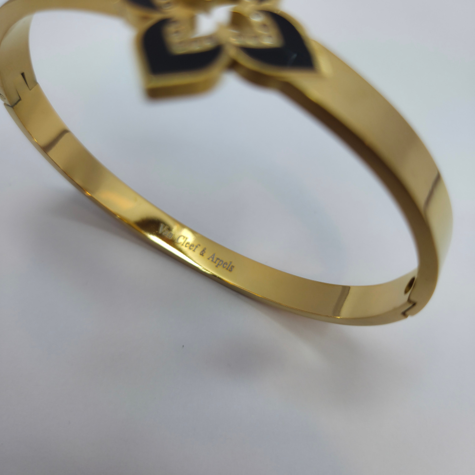 Bracelet rigide avec fleur émaillée à quatre pétales et zircone - 100 % acier plaqué or 18 carats
