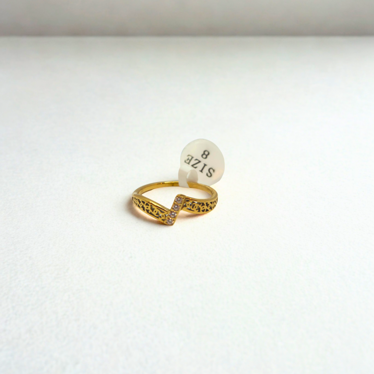 Bague entrelacée avec détails ajourés et brillants - 100 % acier plaqué or 18 carats