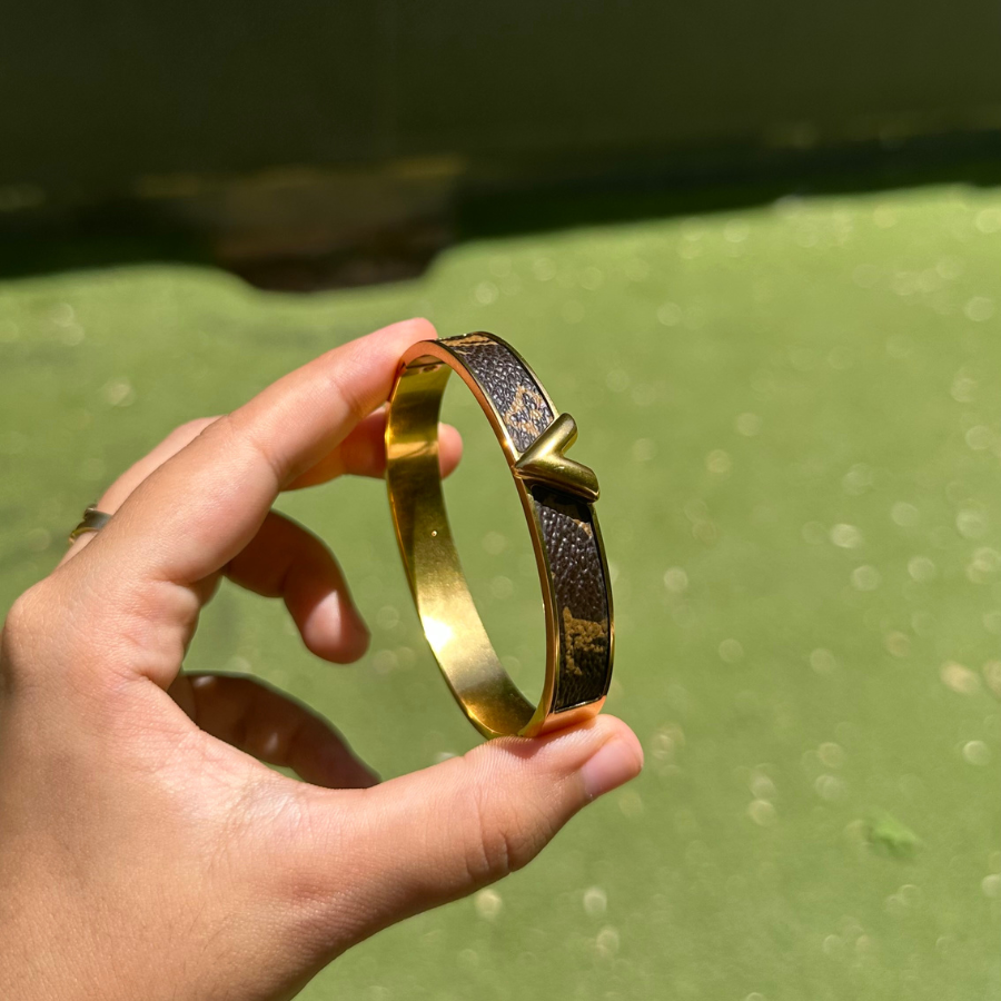 Pulsera Estilo Vuitton con Monogram y V Central - 100% Acero Bañado en Oro de 18K