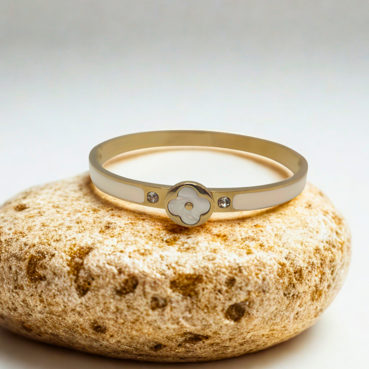 Bracelet rigide avec trèfle en nacre et zircone, détails émaillés blancs - 100 % acier plaqué or 18 carats